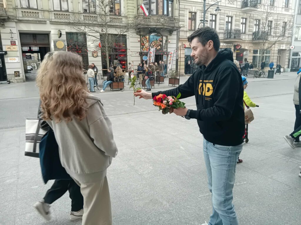 8 marca - róże dla Łodzianek